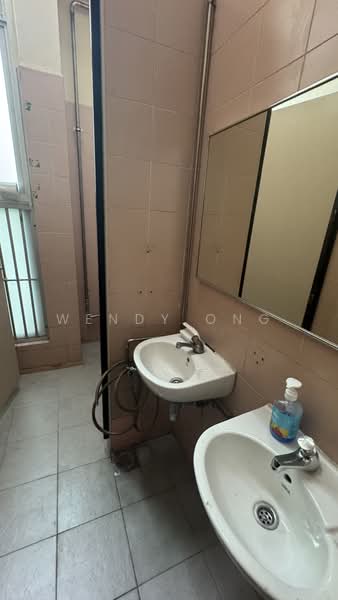 Chevalier House, 23 Genting Road, 1,890 sqft, Light Industrial (B1) For Rent, by Wendy Ong, 500217207 - Bathroom - CommercialGuru.com.sg