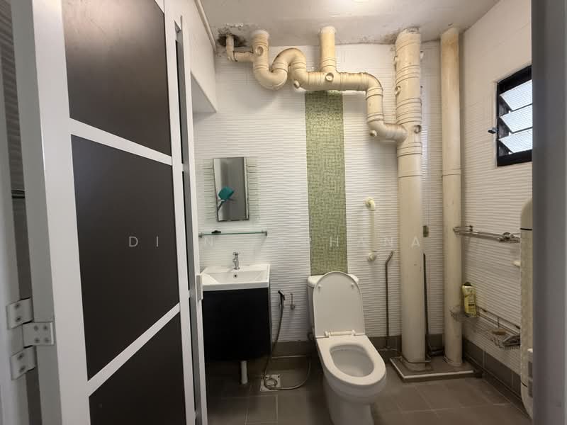 122 Sengkang East Way, 122 Sengkang East Way, 3 Bedrooms, 980 sqft, HDB Flat For Rent, by Dian Farhana, 500217237 - Bathroom - PropertyGuru.com.sg