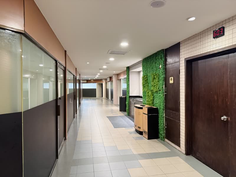 Furama City Centre, 60 Eu Tong Sen Street, 2,895 sqft, Mall Shop For Rent, by Linda Ong, 500217273 - Corridor - CommercialGuru.com.sg