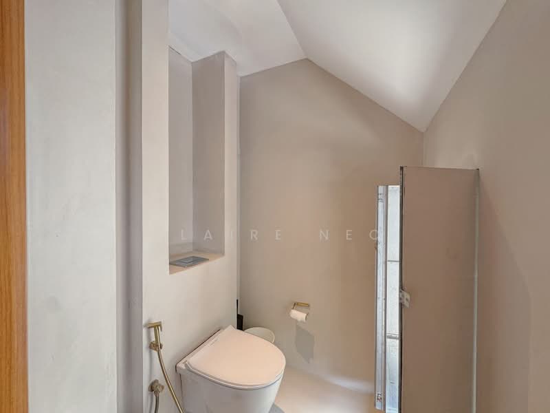 Hillcrest Villa, 19T Hillcrest Road, 5 Bedrooms, 2,896 sqft, Cluster House For Sale, by Claire Neo, 500217349 - Bathroom - PropertyGuru.com.sg