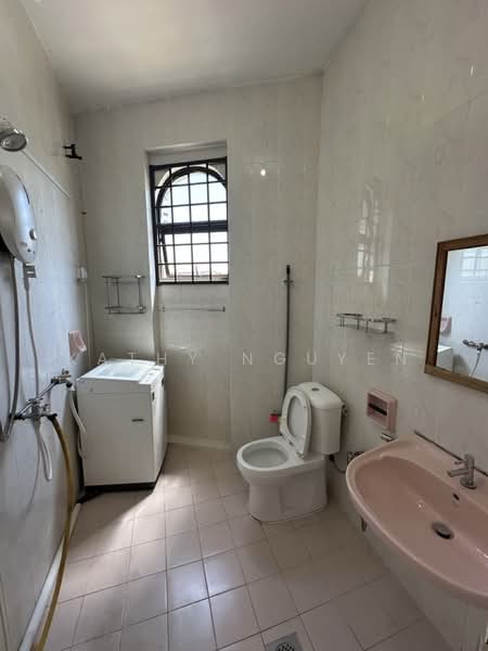 Sims 450 Centre, 450 Sims Avenue, 1 Bedroom, 450 sqft, Walk-up Apartment For Rent, by Kathy Nguyen, 500217357 - Bathroom - PropertyGuru.com.sg