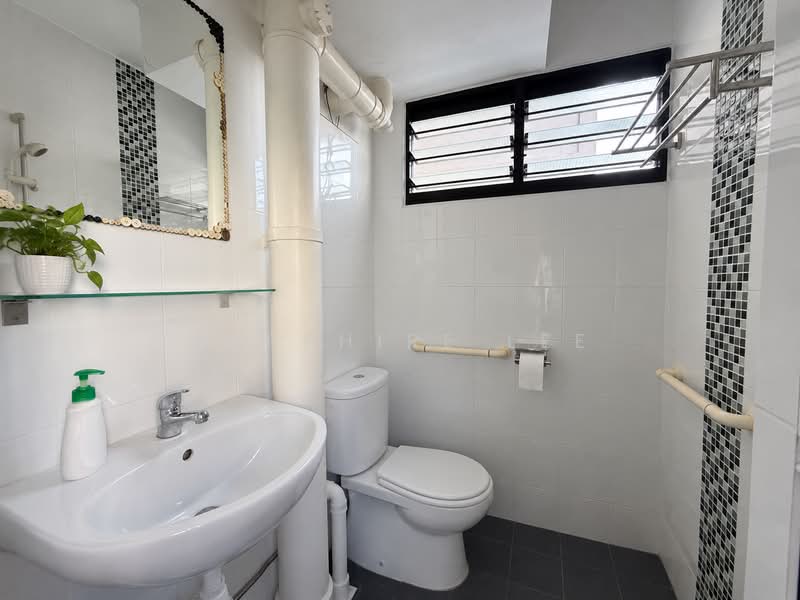 443 Ang Mo Kio Avenue 10, 443 Ang Mo Kio Avenue 10, Room Rental, 130 sqft, HDB Flat For Rent, by Sapphire Lee, 500217366 - Bathroom - PropertyGuru.com.sg