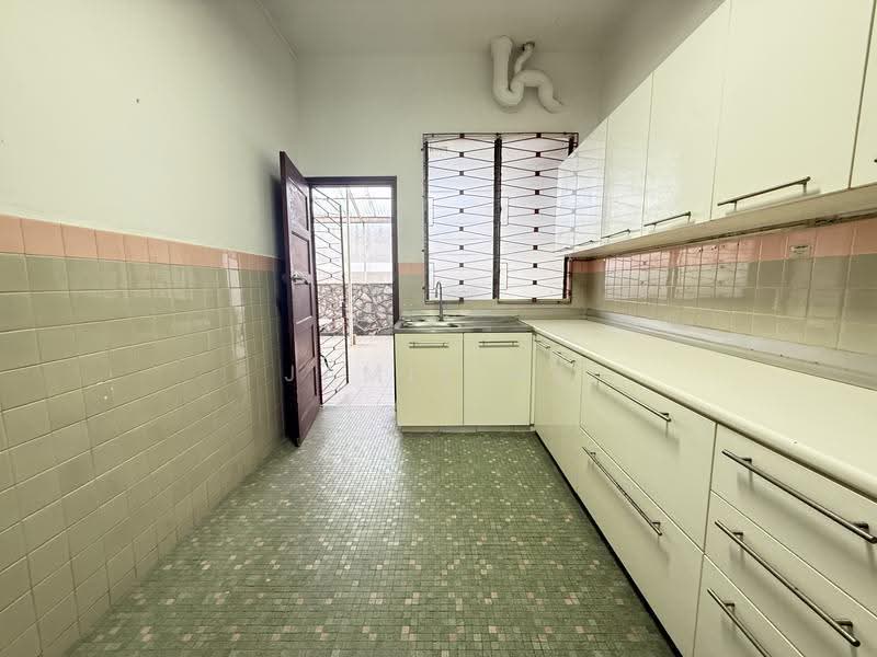 Jalan Lada Puteh, Orchard / River Valley, 5 Bedrooms, 2,200 sqft, Terraced House For Sale, by Jamie He, 500217395 - Kitchen - PropertyGuru.com.sg