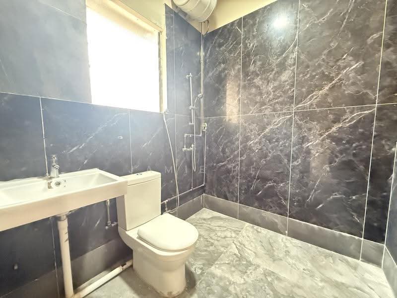 Jalan Lada Puteh, Orchard / River Valley, 5 Bedrooms, 2,200 sqft, Terraced House For Sale, by Jamie He, 500217395 - Bathroom - PropertyGuru.com.sg