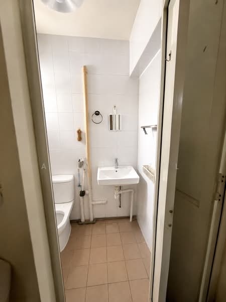 168 Woodlands Street 11, 168 Woodlands Street 11, 3 Bedrooms, 980 sqft, HDB Flat For Sale, by Agent Rizal, 500217403 - Bathroom - PropertyGuru.com.sg