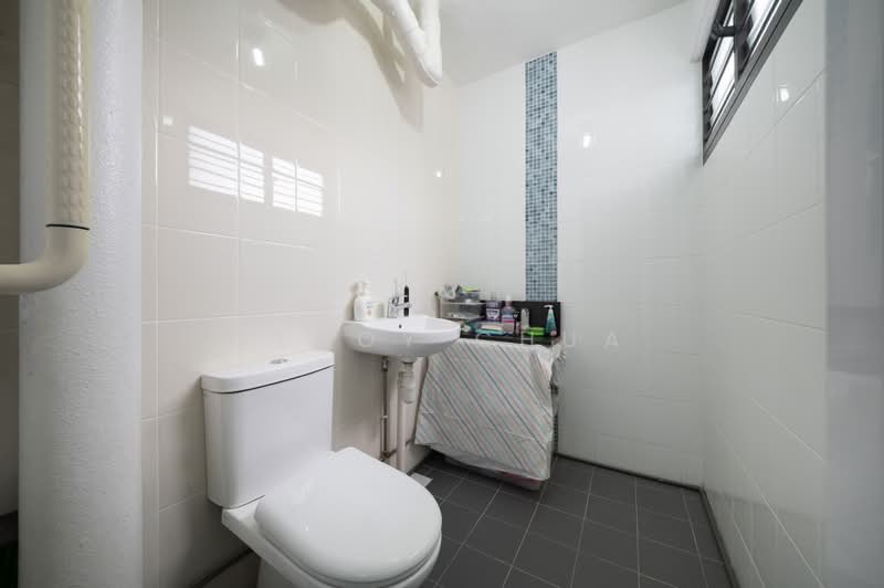 147 Serangoon North Avenue 1, 147 Serangoon North Avenue 1, 3 Bedrooms, 893 sqft, HDB Flat For Sale, by Veroy Chua, 500217408 - Bathroom - PropertyGuru.com.sg