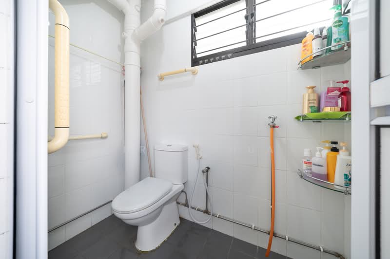 147 Serangoon North Avenue 1, 147 Serangoon North Avenue 1, 3 Bedrooms, 893 sqft, HDB Flat For Sale, by Veroy Chua, 500217408 - Bathroom - PropertyGuru.com.sg