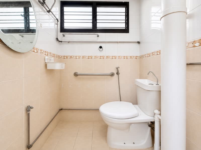 704 Yishun Avenue 5, 704 Yishun Avenue 5, 2 Bedrooms, 732 sqft, HDB Flat For Sale, by Izzat Isa, 500217420 - Bathroom - PropertyGuru.com.sg