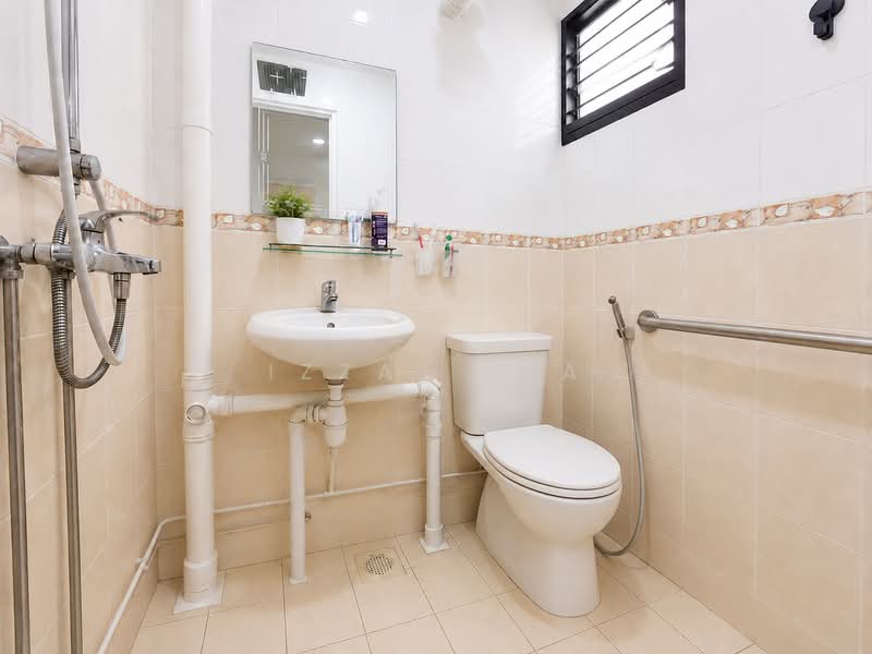 704 Yishun Avenue 5, 704 Yishun Avenue 5, 2 Bedrooms, 732 sqft, HDB Flat For Sale, by Izzat Isa, 500217420 - Bathroom - PropertyGuru.com.sg