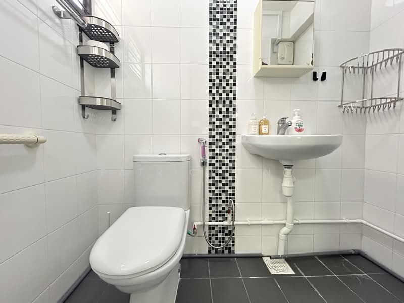 501 Hougang Avenue 8, 501 Hougang Avenue 8, 2 Bedrooms, 689 sqft, HDB Flat For Rent, by Patrick Ong, 500217446 - Bathroom - PropertyGuru.com.sg