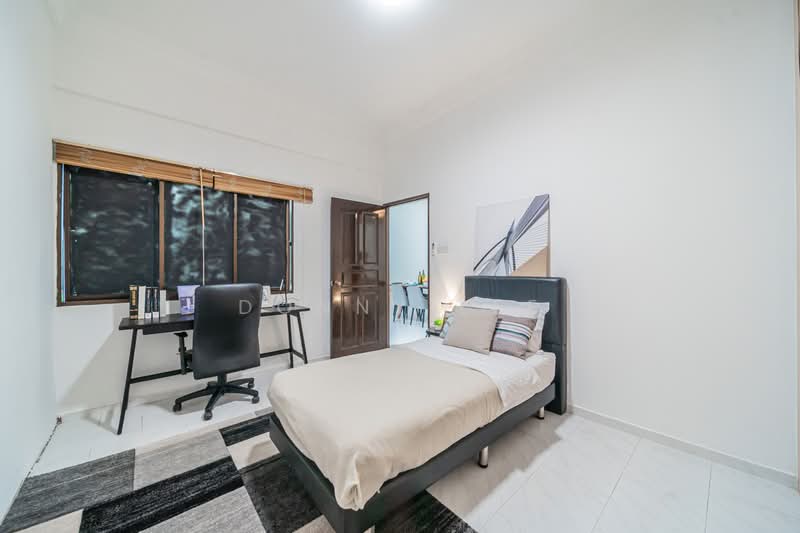 Teacher's Housing Estate, Iqbal Avenue, 3 Bedrooms, 1,195 sqft, Walk-up Apartment For Sale, by Donny Lee, 500217540 - Bedroom - PropertyGuru.com.sg