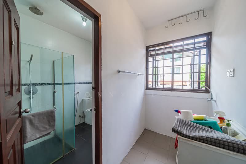 Teacher's Housing Estate, Iqbal Avenue, 3 Bedrooms, 1,195 sqft, Walk-up Apartment For Sale, by Donny Lee, 500217540 - Bathroom - PropertyGuru.com.sg