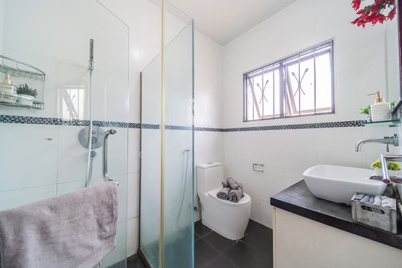Teacher's Housing Estate, Iqbal Avenue, 3 Bedrooms, 1,195 sqft, Walk-up Apartment For Sale, by Donny Lee, 500217540 - Bathroom - PropertyGuru.com.sg