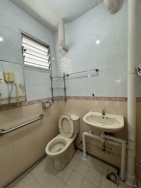 320 Clementi Avenue 4, 320 Clementi Avenue 4, 2 Bedrooms, 721 sqft, HDB Flat For Rent, by Zane Soo 苏昱能, 500217565 - Bathroom - PropertyGuru.com.sg