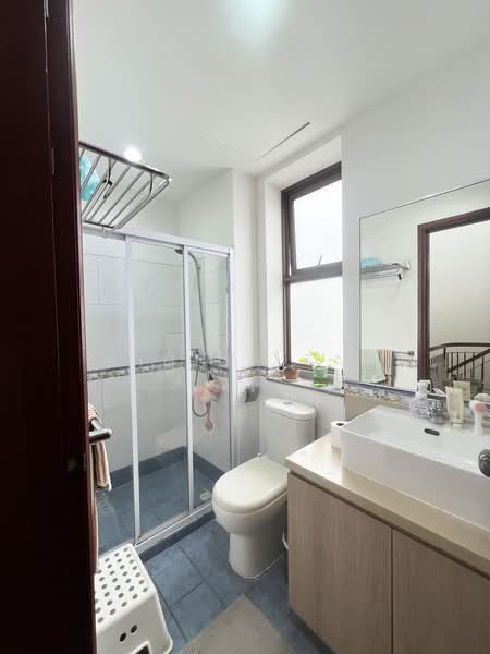 D'Manor, Tanah Merah Kechil Avenue, 5 Bedrooms, 2,723 sqft, Cluster House For Sale, by Winnie Tan, 500217698 - Bathroom - PropertyGuru.com.sg