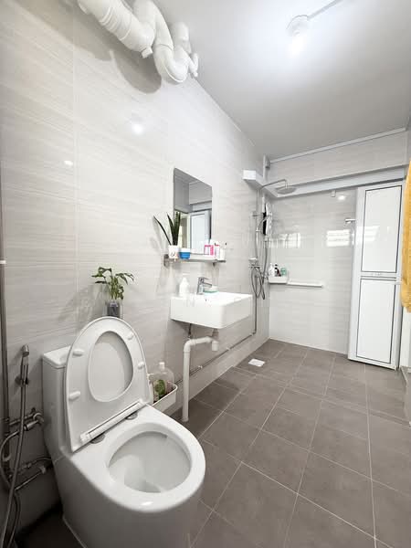 555 Choa Chu Kang North 6, 555 Choa Chu Kang North 6, 4 Bedrooms, 1,572 sqft, HDB Flat For Sale, by Caden Chee, 500217701 - Master Bathroom - PropertyGuru.com.sg