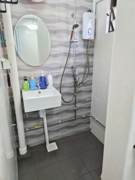 4 Lorong 7 Toa Payoh, 4 Lorong 7 Toa Payoh, 2 Bedrooms, 732 sqft, HDB Flat For Sale, by Lee Hui Hui, 500217733 - Bathroom - PropertyGuru.com.sg