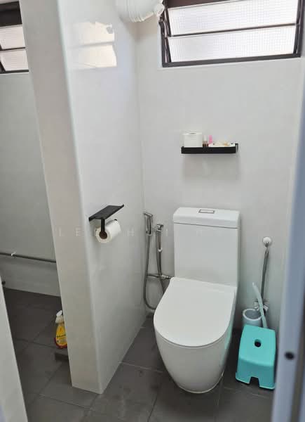 4 Lorong 7 Toa Payoh, 4 Lorong 7 Toa Payoh, 2 Bedrooms, 732 sqft, HDB Flat For Sale, by Lee Hui Hui, 500217733 - Bathroom - PropertyGuru.com.sg