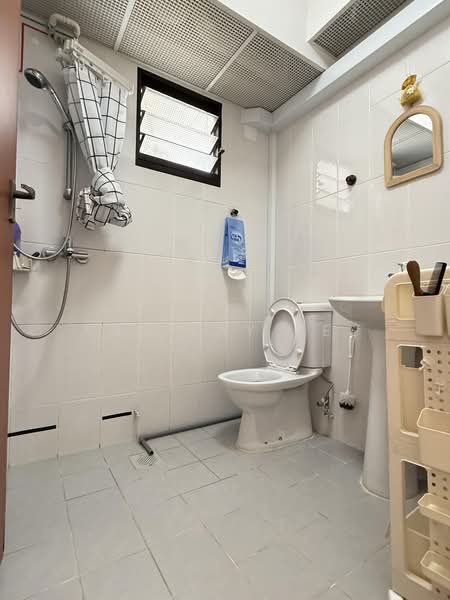 166B Teck Whye Crescent, 166B Teck Whye Crescent, 2 Bedrooms, 732 sqft, HDB Flat For Sale, by Ang Lay See, 500217805 - Bathroom - PropertyGuru.com.sg