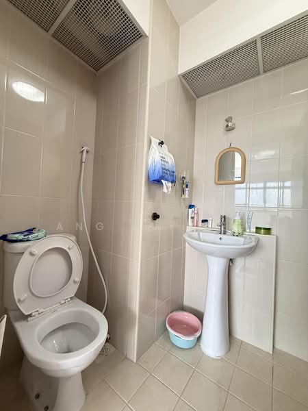 166B Teck Whye Crescent, 166B Teck Whye Crescent, 2 Bedrooms, 732 sqft, HDB Flat For Sale, by Ang Lay See, 500217805 - Bathroom - PropertyGuru.com.sg