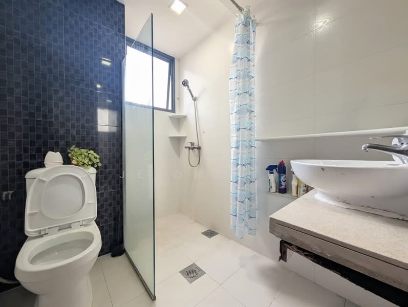 Carissa Park Condo, 2 Flora Drive, Room Rental, 100 sqft, Condominium For Rent, by Jerome Ng, 500217806 - Bathroom - PropertyGuru.com.sg