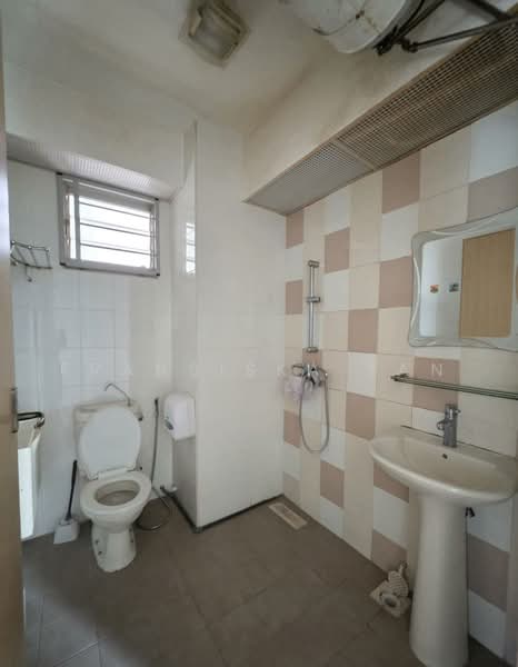 305B Punggol Road, 305B Punggol Road, 3 Bedrooms, 990 sqft, HDB Flat For Sale, by Fransiska Tan, 500217812 - Bathroom - PropertyGuru.com.sg