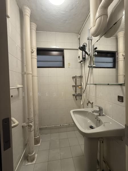 157 Lorong 1 Toa Payoh, 157 Lorong 1 Toa Payoh, 6 Bedrooms, 1,442 sqft, HDB Flat For Sale, by Ernest Phua, 500217821 - Bathroom - PropertyGuru.com.sg