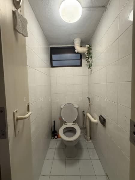 157 Lorong 1 Toa Payoh, 157 Lorong 1 Toa Payoh, 6 Bedrooms, 1,442 sqft, HDB Flat For Sale, by Ernest Phua, 500217821 - Bathroom - PropertyGuru.com.sg