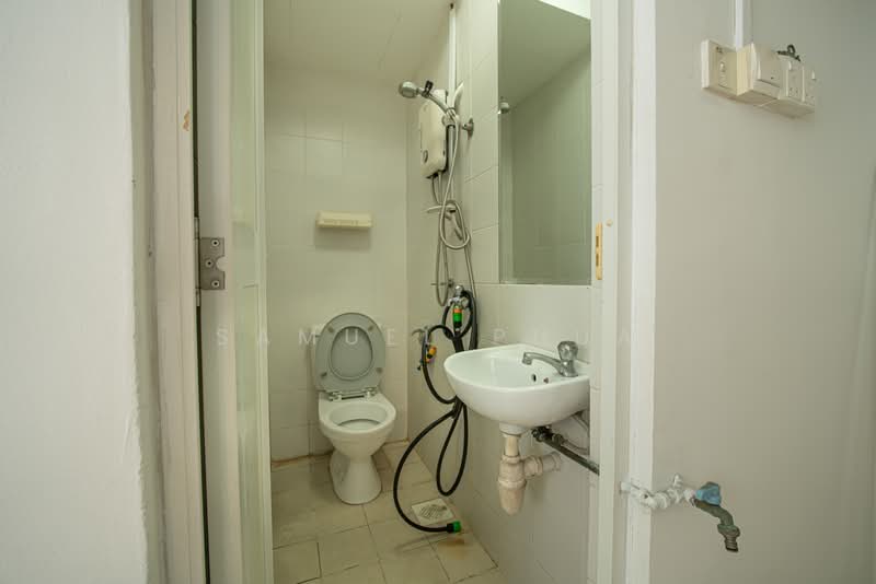 Rio Vista, 18 Upper Serangoon View, 4 Bedrooms, 1,378 sqft, Condominium For Sale, by Samuel Phua, 500217829 - Bathroom - PropertyGuru.com.sg