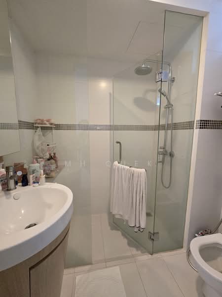 One-North Residences, 7 One-North Gateway, 2 Bedrooms, 592 sqft, Apartment For Sale, by MH Quek, 500217857 - Bathroom - PropertyGuru.com.sg