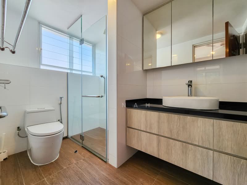 Grove Drive, GROVE DRIVE, 4 Bedrooms, 3,700 sqft, Semi-Detached House For Rent, by CJ Nah, 500217869 - Master Bathroom - PropertyGuru.com.sg