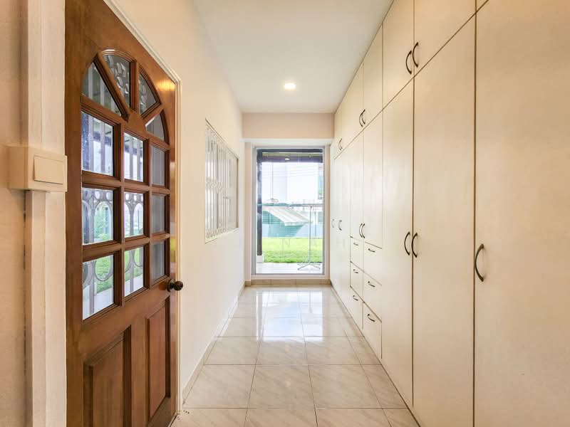 Grove Drive, GROVE DRIVE, 4 Bedrooms, 3,700 sqft, Semi-Detached House For Rent, by CJ Nah, 500217869 - Entrance - PropertyGuru.com.sg