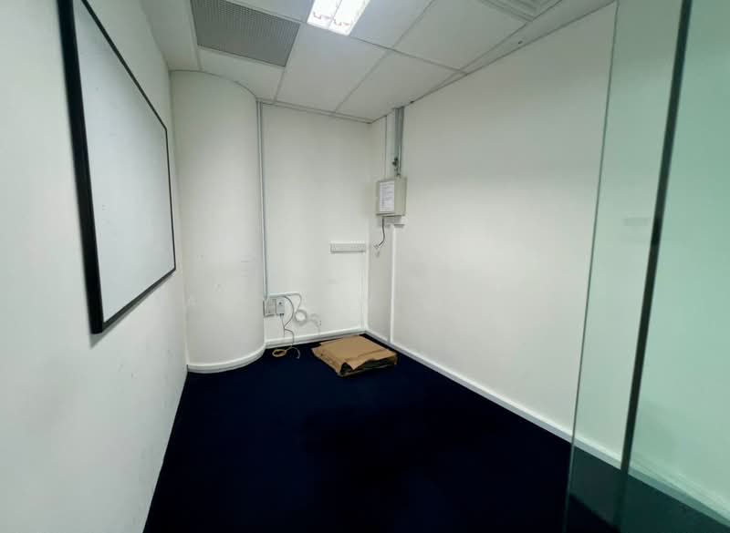 RAFFLES PLACE | Partially Fitted Office | Sheltered to MRT Station |, Raffles Place MRT, 1,000 sqft, Office For Rent, by Amy Aw 胡嘉薇, 500217893 - CommercialGuru.com.sg
