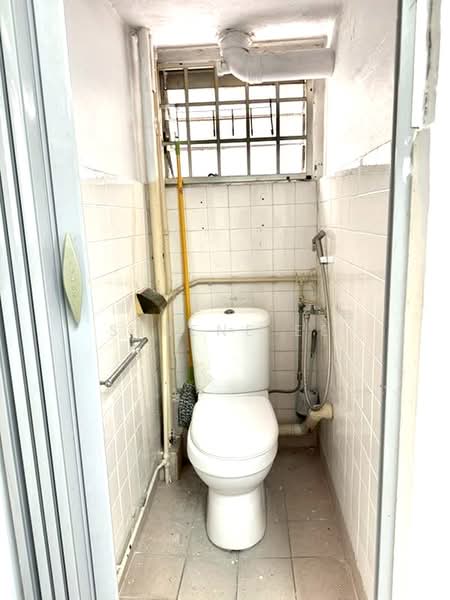 2 Lorong 7 Toa Payoh, 2 Lorong 7 Toa Payoh, 2 Bedrooms, 721 sqft, HDB Flat For Sale, by Serene Ee, 500217905 - Bathroom - PropertyGuru.com.sg