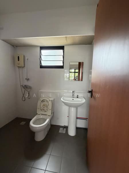 547D Segar Road, 547D Segar Road, 2 Bedrooms, 721 sqft, HDB Flat For Sale, by Janet Chew, 500217906 - Bathroom - PropertyGuru.com.sg