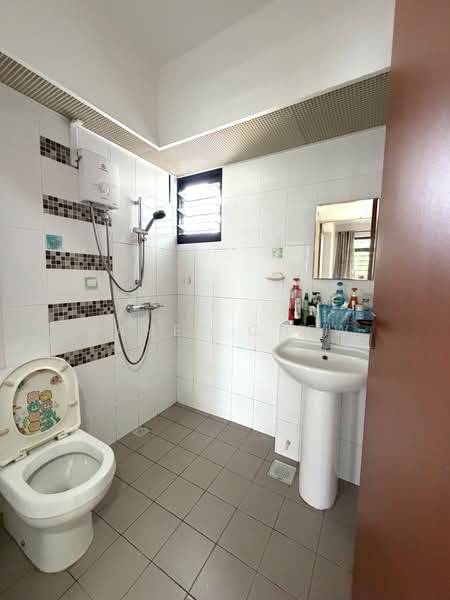 547D Segar Road, 547D Segar Road, 2 Bedrooms, 721 sqft, HDB Flat For Sale, by Janet Chew, 500217906 - Bathroom - PropertyGuru.com.sg