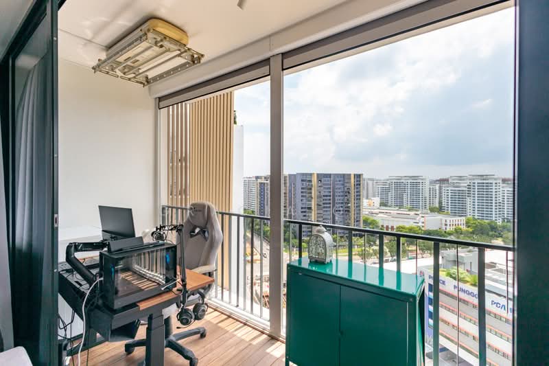 River Isles, 58 Edgedale Plains, 3 Bedrooms, 947 sqft, Condominium For Sale, by Gracia Ow, 500217919 - Balcony - PropertyGuru.com.sg
