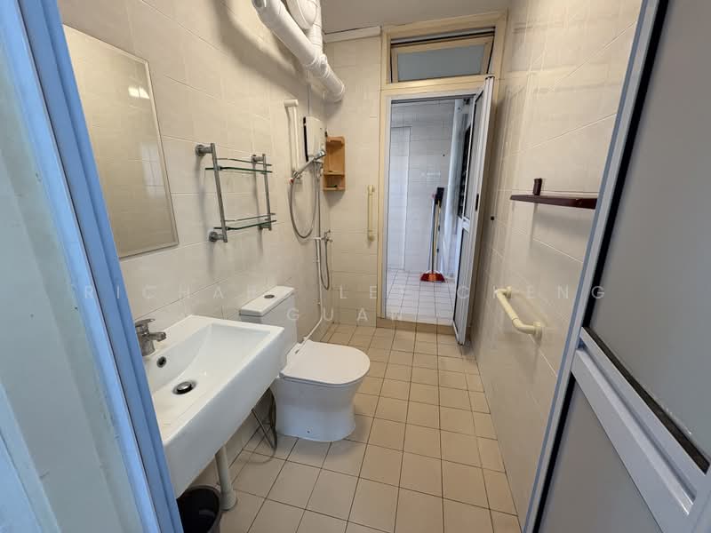 272 Toh Guan Road, 272 Toh Guan Road, 3 Bedrooms, 1,302 sqft, HDB Flat For Rent, by Richard Lee Cheng Guan, 500217967 - Bathroom - PropertyGuru.com.sg