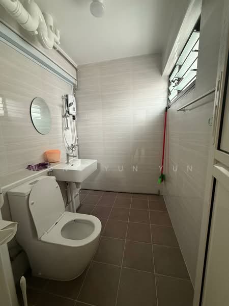 961 Jurong West Street 92, 961 Jurong West Street 92, 2 Bedrooms, 1,109 sqft, HDB Flat For Rent, by Wong Yun Yun, 500217968 - Bathroom - PropertyGuru.com.sg