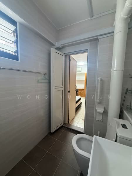 961 Jurong West Street 92, 961 Jurong West Street 92, 2 Bedrooms, 1,109 sqft, HDB Flat For Rent, by Wong Yun Yun, 500217968 - Bathroom - PropertyGuru.com.sg