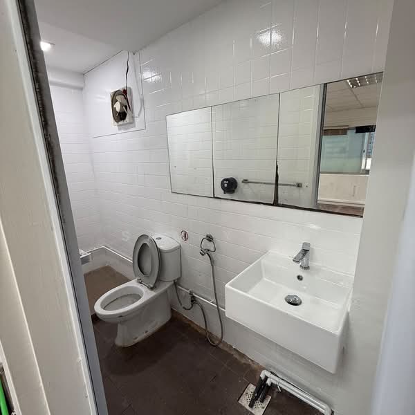 Textile Centre, 200 Jalan Sultan, 883 sqft, Office For Rent, by Sam Yap, 500217973 - Bathroom - CommercialGuru.com.sg