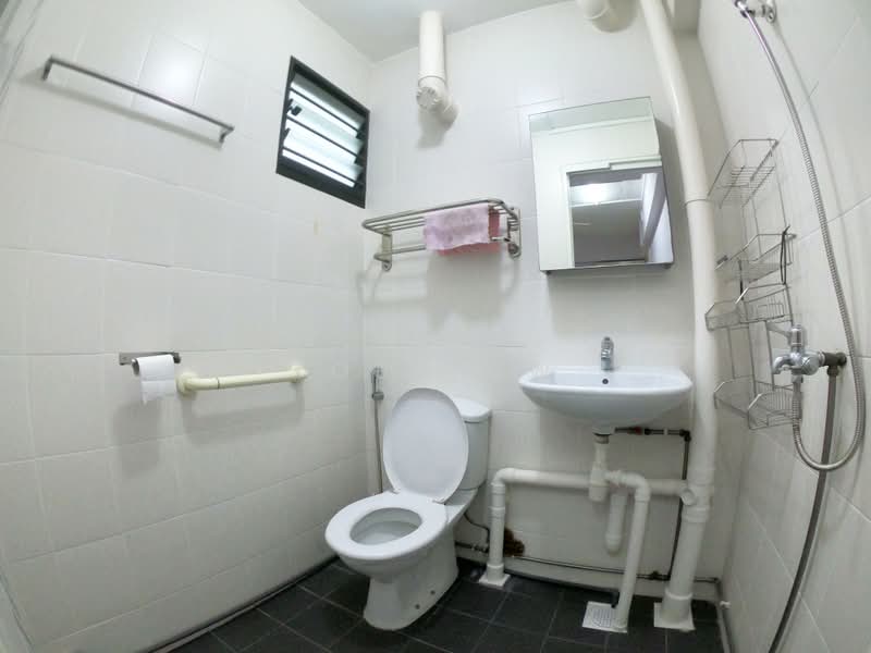 337 Ang Mo Kio Avenue 1, 337 Ang Mo Kio Avenue 1, 3 Bedrooms, 979 sqft, HDB Flat For Sale, by Toby Aw, 500218047 - Bathroom - PropertyGuru.com.sg