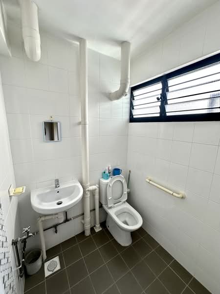 413 Hougang Avenue 10, 413 Hougang Avenue 10, 3 Bedrooms, 980 sqft, HDB Flat For Sale, by Shawn Eu, 500218073 - Bathroom - PropertyGuru.com.sg