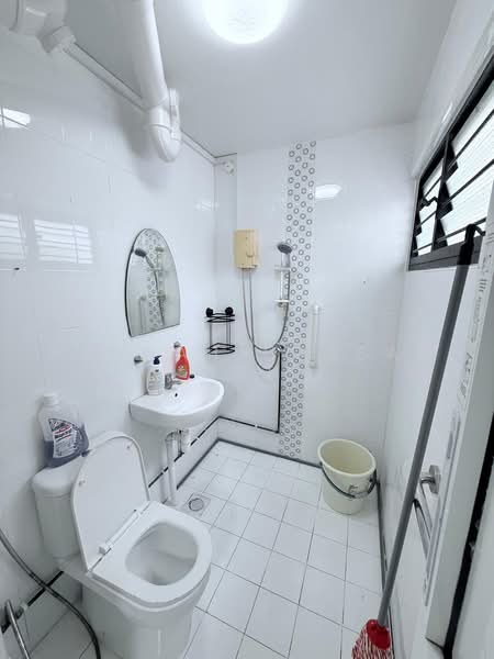 333 Bukit Batok Street 32, 333 Bukit Batok Street 32, 3 Bedrooms, 958 sqft, HDB Flat For Rent, by Hasnah Hassan Goh, 500218099 - Bathroom - PropertyGuru.com.sg