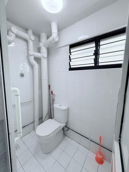 333 Bukit Batok Street 32, 333 Bukit Batok Street 32, 3 Bedrooms, 958 sqft, HDB Flat For Rent, by Hasnah Hassan Goh, 500218099 - Bathroom - PropertyGuru.com.sg