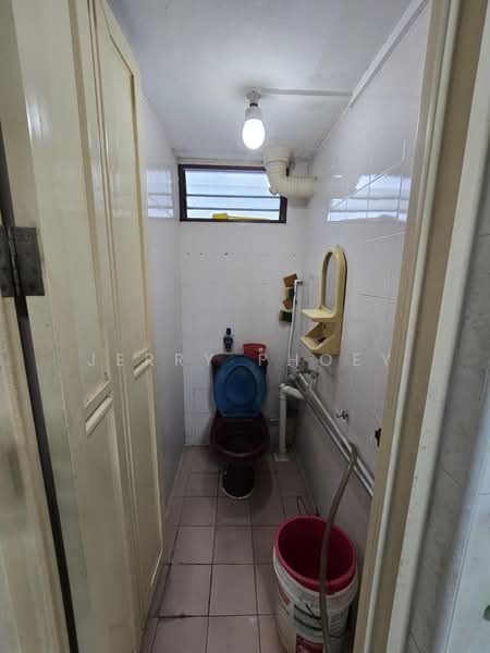 22 Sin Ming Road, 22 Sin Ming Road, 2 Bedrooms, 732 sqft, HDB Flat For Sale, by Jerry Phoey, 500218117 - Water Closet Cubicle - PropertyGuru.com.sg