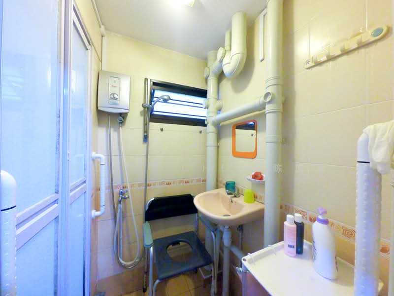 231 Lorong 8 Toa Payoh, 231 Lorong 8 Toa Payoh, 2 Bedrooms, 818 sqft, HDB Flat For Sale, by Eugene Chen 陈加明, 500218125 - Bathroom - PropertyGuru.com.sg
