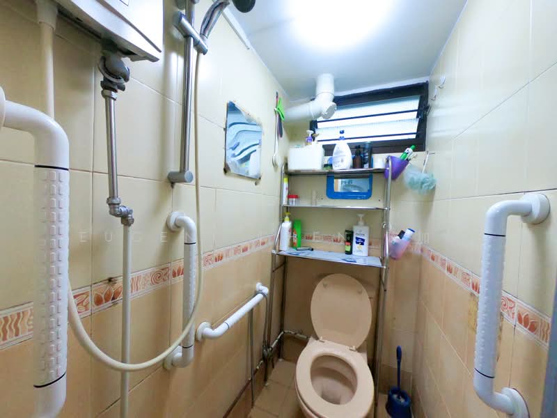 231 Lorong 8 Toa Payoh, 231 Lorong 8 Toa Payoh, 2 Bedrooms, 818 sqft, HDB Flat For Sale, by Eugene Chen 陈加明, 500218125 - Bathroom - PropertyGuru.com.sg