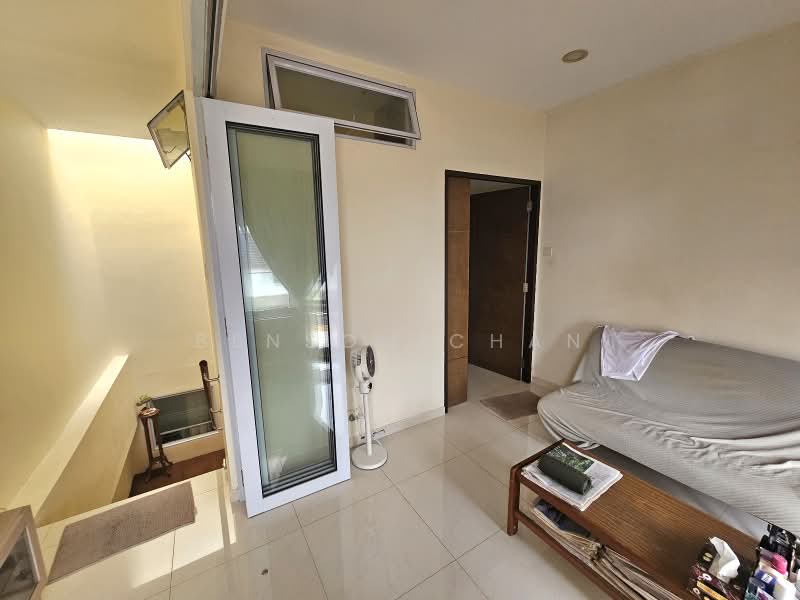 Thomson Garden Estate, Sin Ming Road, 5 Bedrooms, 2,500 sqft, Terraced House For Sale, by Benson Chan, 500218131 - Living Room - PropertyGuru.com.sg