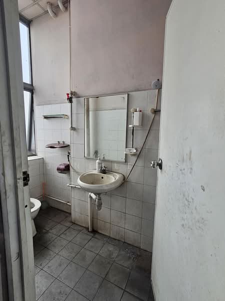 Enterprise Hub, 48 Toh Guan Road East, Boon Lay / Jurong / Tuas, 1,959 sqft, Factory / Workshop (B2) For Rent, by Janelle Ho, 500218181 - Bathroom - CommercialGuru.com.sg